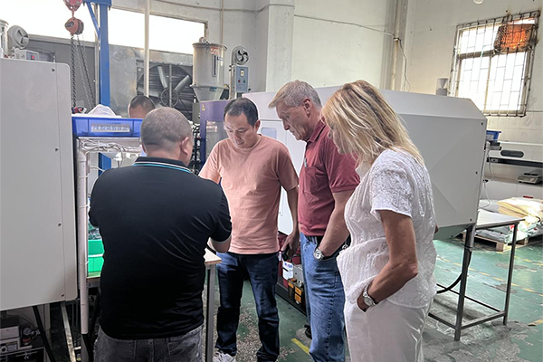 American customers came to visit the factory and took a group photo to check the order production progress