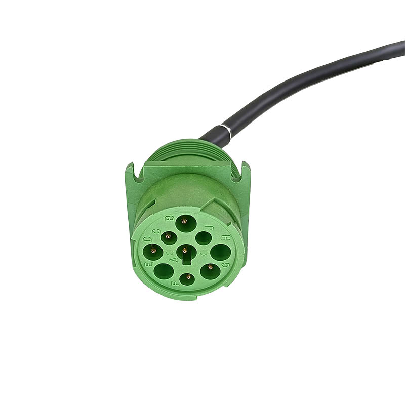 How can automotive wiring harness reduce the risk of poor terminal contact through structural design in a vibration environment?